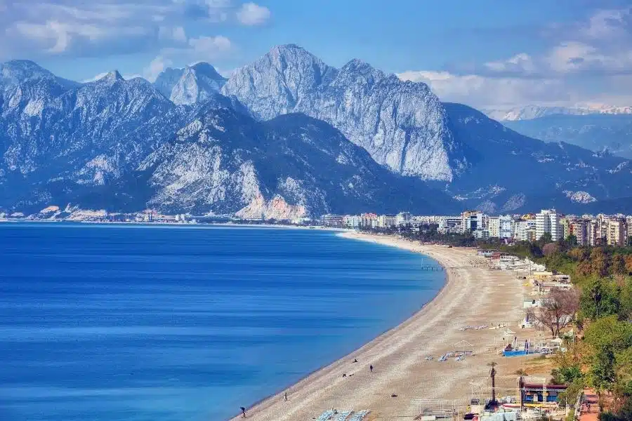 Antalya Plajı ve Dağlar