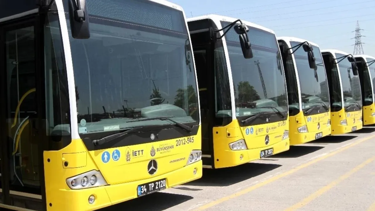  yan yana park edilmiş İETT otobüsleri